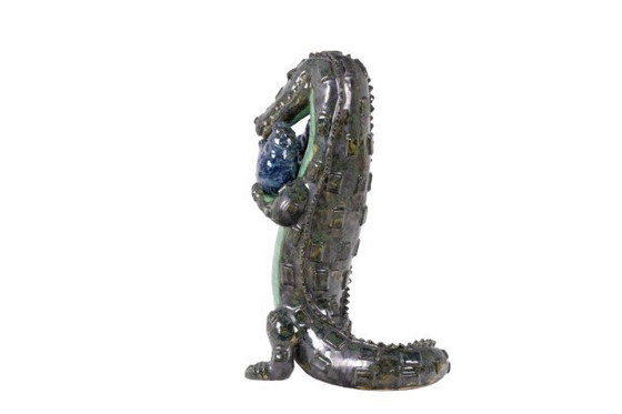 Image 1 of Valérie Courtet. Cocodrilo cargando hipopótamos. Contemporánea.