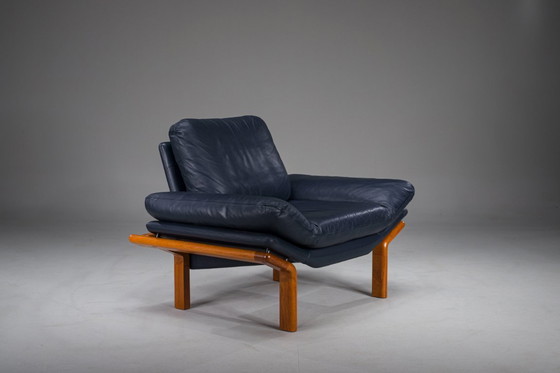 Image 1 of Poltrona danese in teak e pelle blu navy di Komfort, anni '70