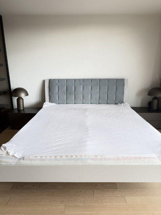 Image 1 of Sistema letto Interlübke Izzy 200x220 cm – sospeso – laccato grigio opaco – letto di design