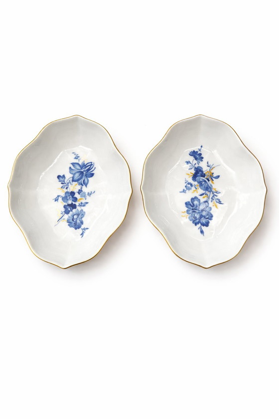 Image 1 of Set van twee MEISSEN porseleinen schalen – Aquatint blauw met bloemen en gouden rand – Handbeschilderd 12 cm