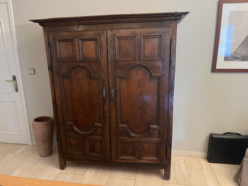 armoire de rangement antique