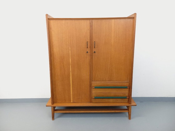 Image 1 of Armario antiguo de madera de roble de los años 50/60.