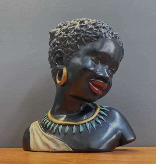 grande busto in gesso di una ragazza africana anni '60