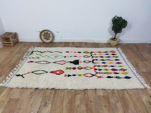 Alfombra bereber colorida – Alfombra marroquí hecha a mano con motivos simbólicos (240 × 150 cm)