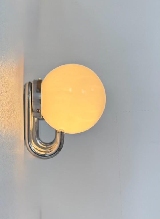 Image 1 of Coppia di applique vintage, metallo cromato e vetro opalino, Francia, 1960