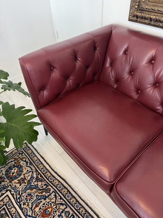 Chesterfield-Burgundy Red Leather – 2 seaters (photo 4 of 7)