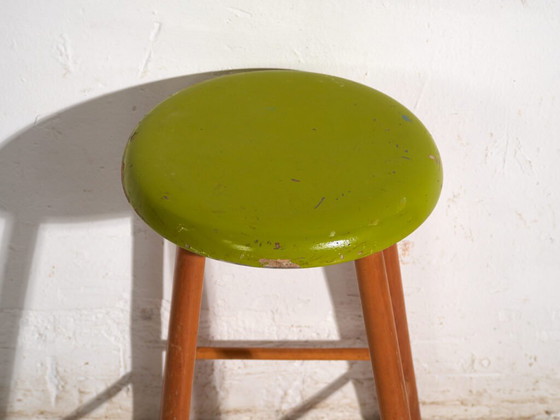 Taburete de madera antiguo con asiento redondo – Europa Central, c. 1950 – Rustic (photo 11 of 40)