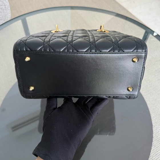 Image 1 of DIOR LADY MEDIUM - PELLE DI AGNELLO CANNAGE, FERRAMENTA NERA E ORO, CINTURINO REGOLABILE