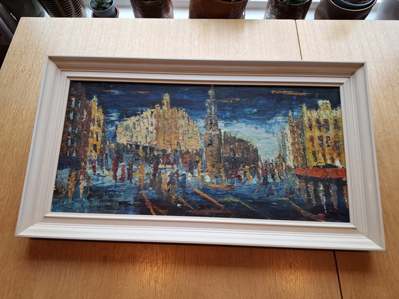 Image 1 of Schilderij stadsgezicht in de avond.