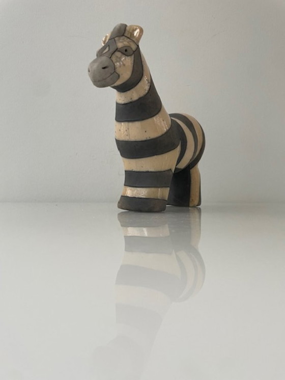 Image 1 of Estatua de cebra de cerámica raku – diseño artesanal