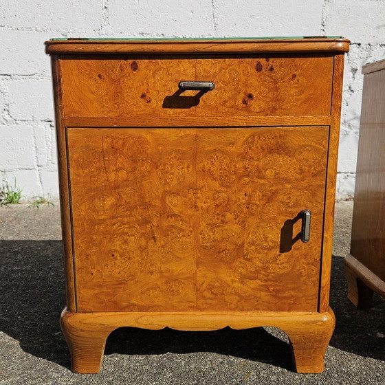 Image 1 of 2 tables de chevet Art déco françaises anciennes - Ensemble de 2 tables de chevet en loupe de bois et verre - Années 30