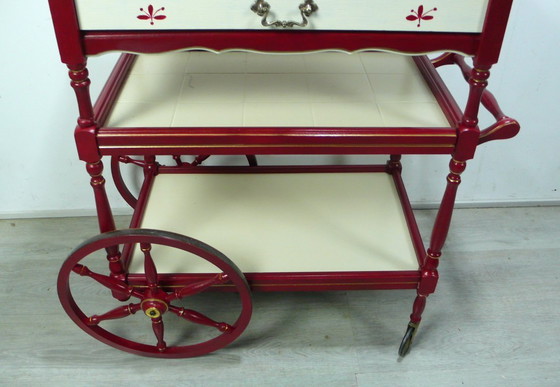 Vintage serveerwagen met 3 etages en lade, crèmekleurig en robijnrood, antieke stijl – Wood, Ceramic (photo 5 of 8)