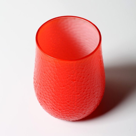 Image 1 of Vaso Mid-Century moderno rosso martellato: vetro svedese Elme Glasbruk, anni '60