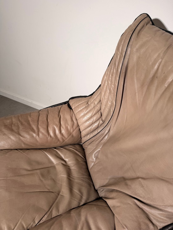Fauteuil pivotant vintage en cuir (photo 5 of 6)