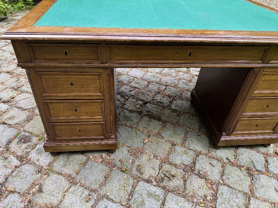 Image 1 of Scrivania da ministro/a per partner, 160x120 cm, mogano e rovere. 15 cassetti. Inglese.