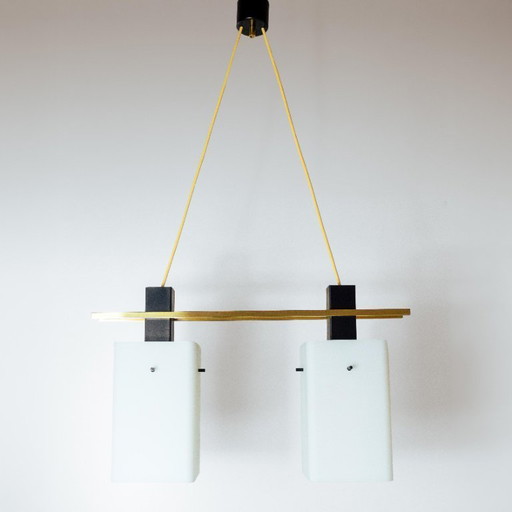 Italiaanse Stilnovo plafondhanger uit 1960 met opaline glazen kap en messing details