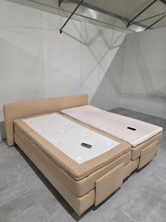 Image 1 of Auping Kiruna, Luxe Boxspring, volledig Electrisch , wireless bedieningen, 2-motorig, incl nette Auping matrassen +toppers