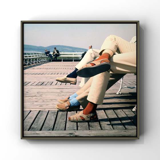 Image 1 of 1x Stampa Fine Art | Colori analogici del 1973 – Scarpe su ponte di legno | retrò anni '70