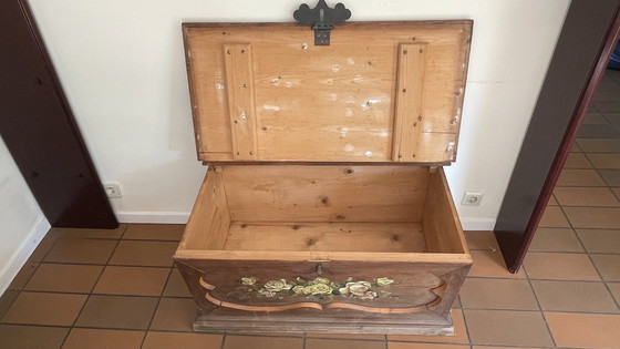 Image 1 of Antike handbemalte Truhe