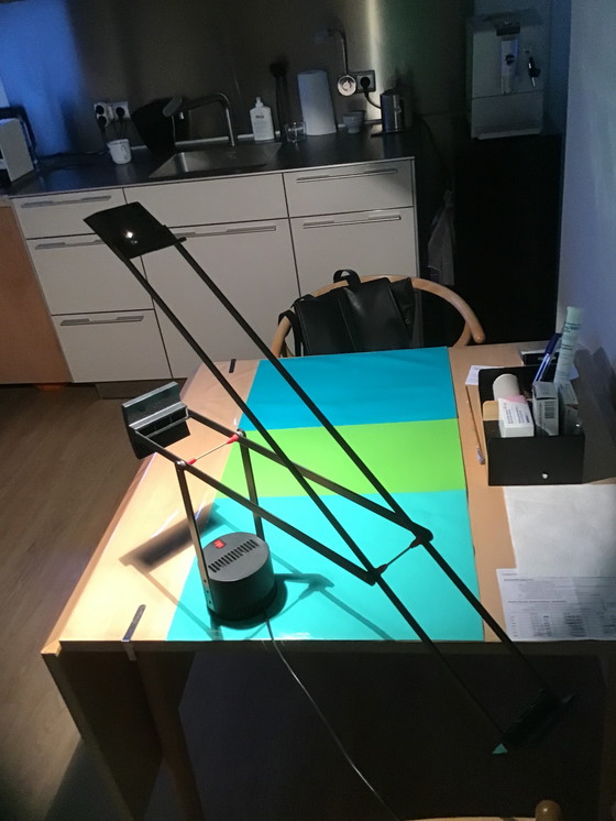 Image 1 of Zwarte designlamp Tizio, ontworpen door Artimide.