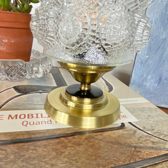 Antique globe table lamp in molded clear glass and brass base (photo 6 of 9)