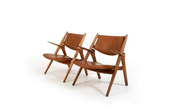 Image 1 of Par de sillones CH-28 de roble de la primera generación, diseñados por Hans J. Wegner.