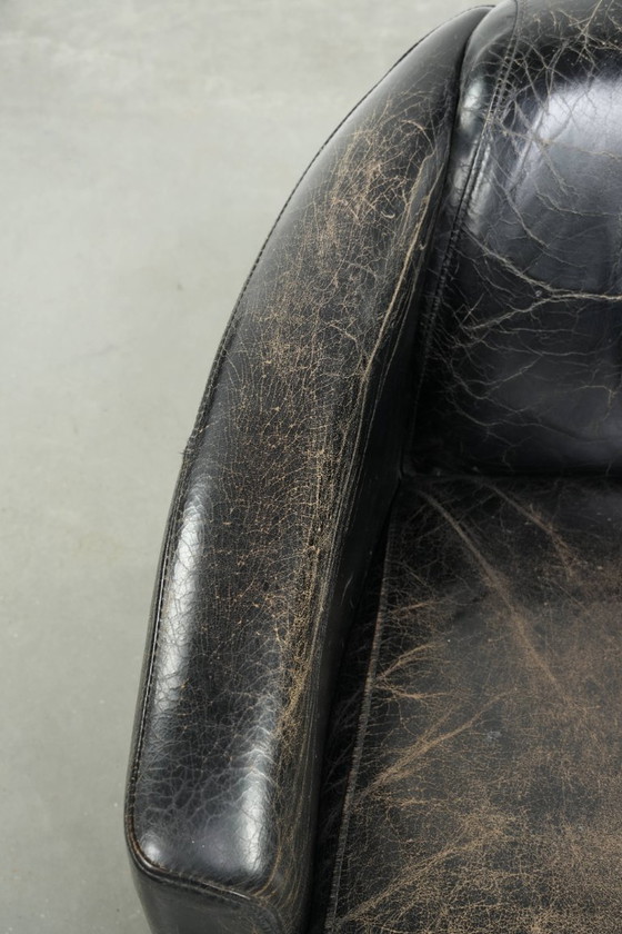 Image 1 of Zwarte vintage rundleren Aviator design fauteuil met een karaktervolle uitstraling