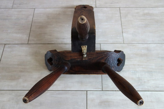 Image 1 of Brutalistischer Dreibeinstuhl aus geschnitztem Holz, Frankreich