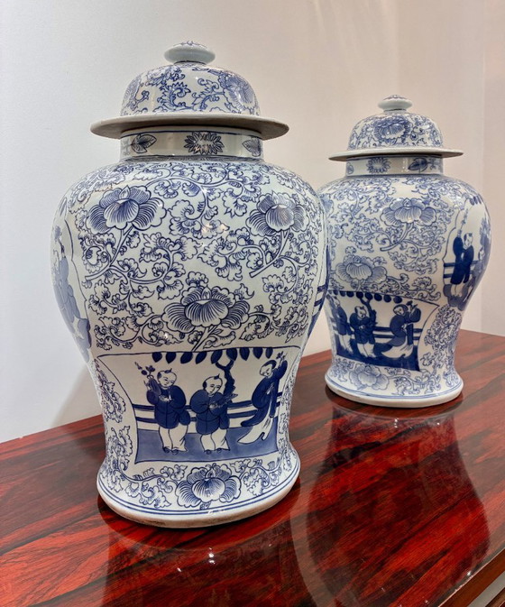 Een paar Chinese porseleinen vazen ​​met deksel in verschillende blauwtinten, met een apocrief Chenghua (photo 5 of 11)