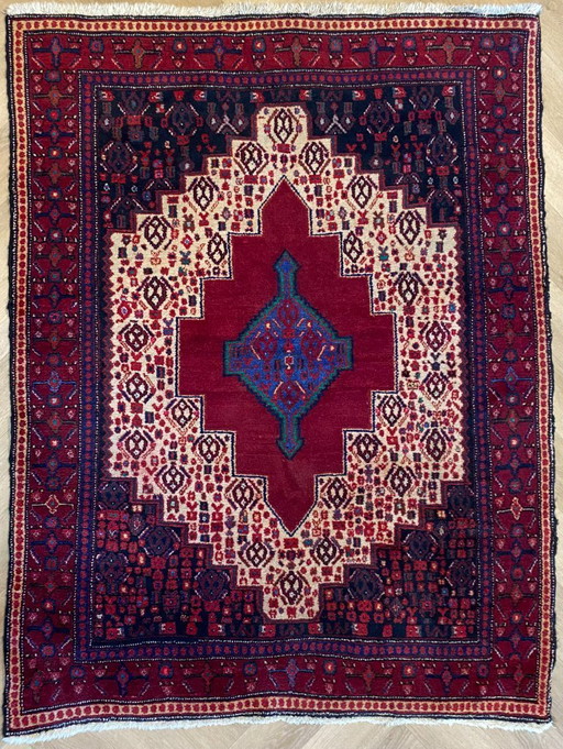 Tapis persan 154 x 122 cm