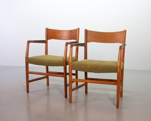Set of Two Hans Wegner Mid-Century Design Famous Dining Chairs for Plan Mobler with Black Wooden armrests. Sweden, 1960s.