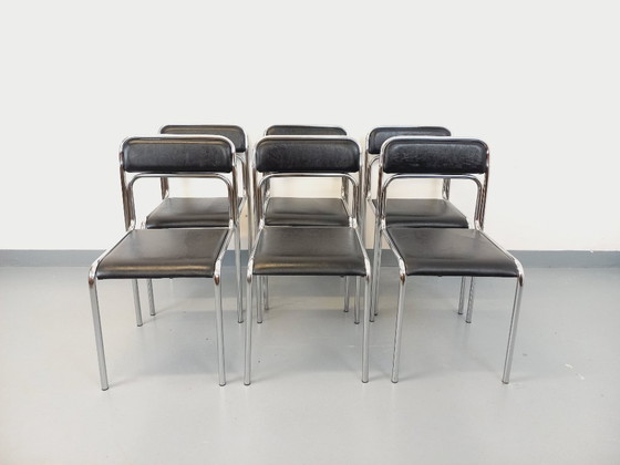 Image 1 of Suite de 6 chaises italiennes empilables vintage en métal chromé et skai noir des années 70 80