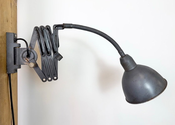 Image 1 of Grijze industriële wandlamp met flexibele arm van Elektroinstala, jaren 60.
