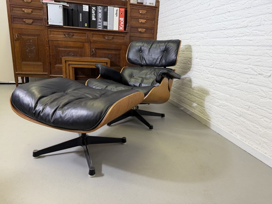 Fauteuil et repose-pieds Herman Miller Eames Contura – Chaises & fauteuils, Leather, Metal, Modern (photo 4 of 11)