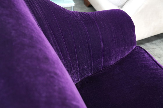 Image 1 of Sofá de tres plazas de terciopelo morado: glamour moderno y comodidad de lujo.