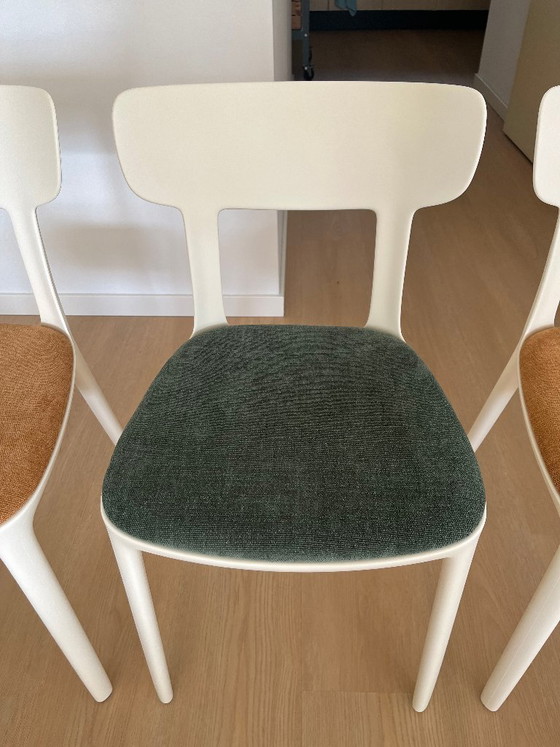 Image 1 of 4x Infiniti Canova chairs (RAL9001, green/orange)