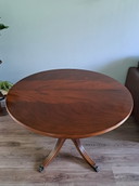 Table de salle à manger en acajou avec pieds de lion en laiton