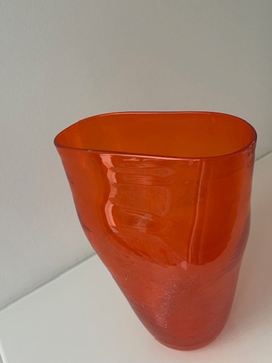 Image 1 of Jarrón soplado a mano en vidrio naranja intenso.