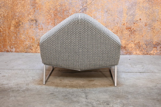 Image 1 of Sillón Leolux Wibber único en tela blanca y negra con otomana.