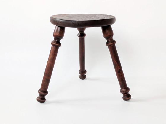 Image 1 of Sgabello in legno a tre gambe in stile fattoria francese d'epoca