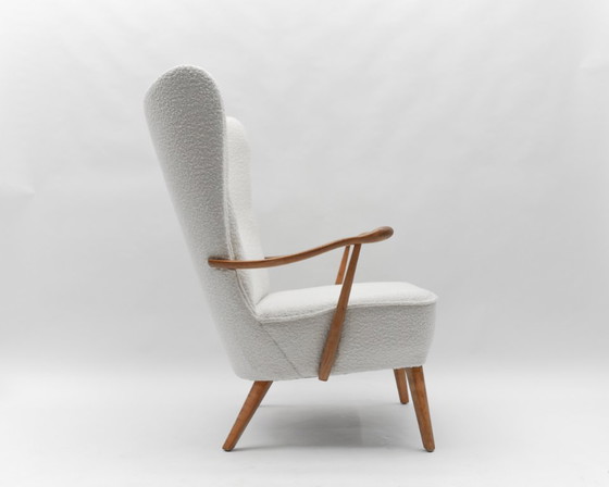 Image 1 of Grandi poltrone con schienale alto in tessuto bouclé bianco e braccioli ergonomici, anni '50