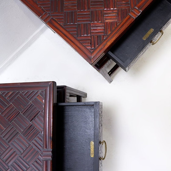 Image 1 of Coppia di tavolini laterali vintage in stile pagoda, con motivo a spina di pesce effetto bambù - Maitland & Clasco