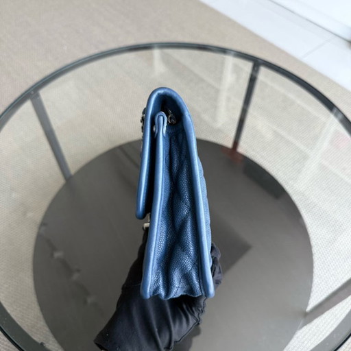 Chanel French Riviera – Gestepptes Kalbsleder mit Caviar-Muster, blau-silberne Beschläge, Serie 15