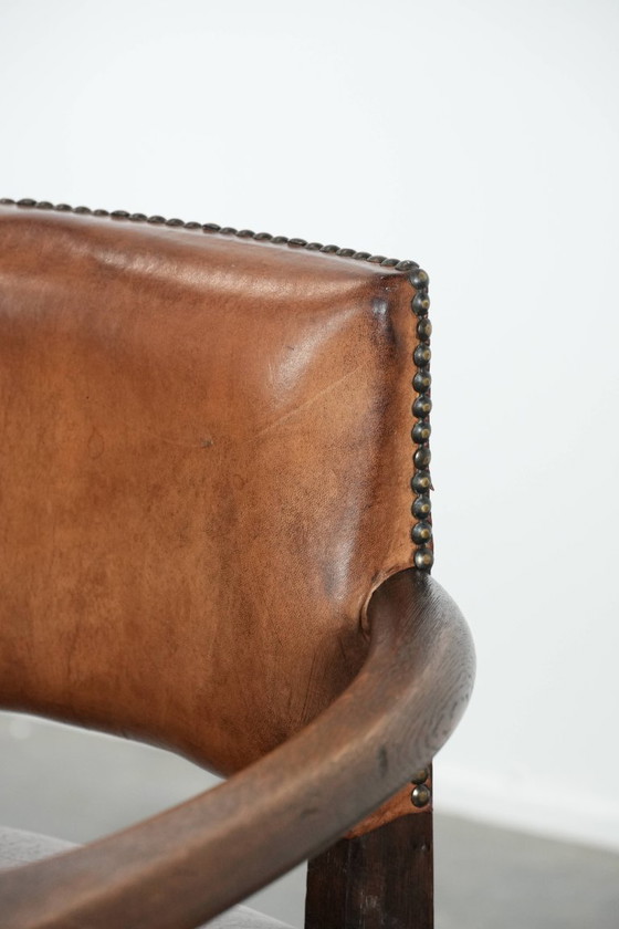 Image 1 of Elegante antieke schapenleren bureaustoel met een zwaar houten frame