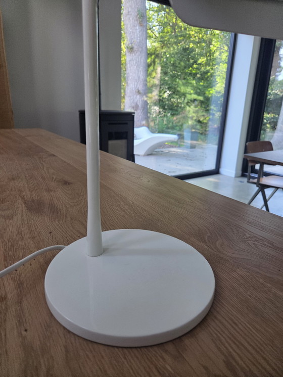 Image 1 of La lampada da scrivania Flos Tab T LED è stata progettata da E. Barber & J. Osgerby.