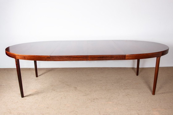 Image 1 of Gran mesa de comedor ovalada y extensible de palisandro danés, diseñada por Harry Østergaard para Randers Mobelfabrik en 1960.