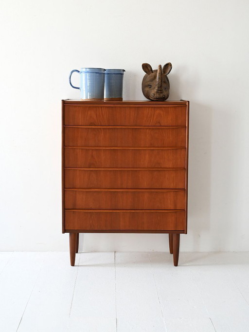 Commode scandinave vintage avec poignées à lèvres sculptées