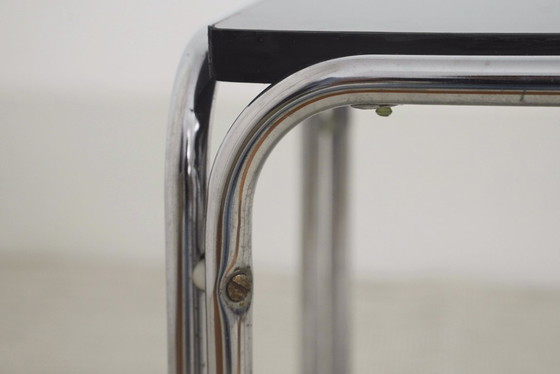 Image 1 of Tavolino laterale Bauhaus cromato con piano in acciaio tubolare e MDF nero, panca/mensola in stile Laccio di Marcel Breuer