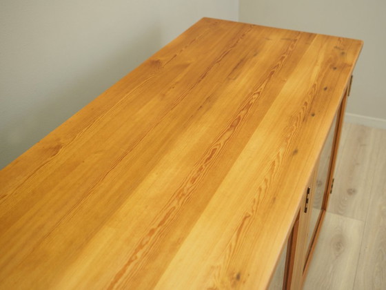 Image 1 of Vitrine en pin, design danois, années 1980, production : Danemark