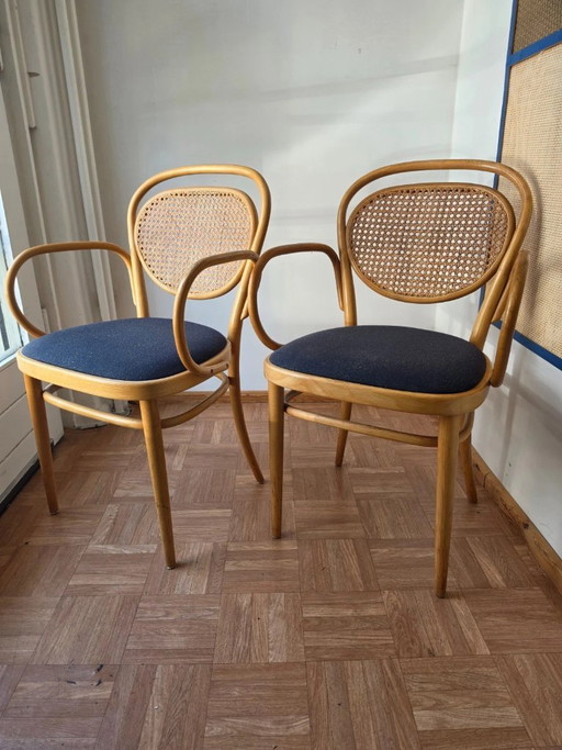 2 originale Thonet 215 F Bugholz-Armlehnstühle mit Wiener Geflecht